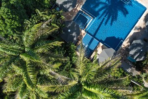 Piscina externa, guarda-sóis, espreguiçadeiras