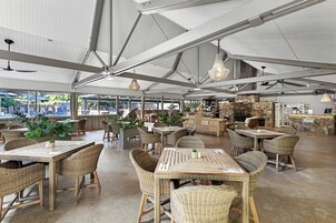 Café da manhã feito na hora todos os dias mediante uma taxa