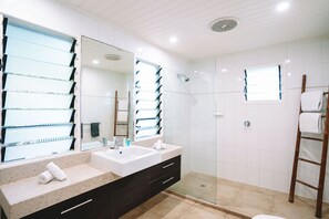 Douche, articles de toilette gratuits