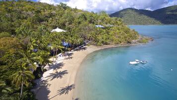 Plage, chaises longues, serviettes de plage, snorkeling