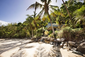 En la playa, camastros, toallas de playa y snorkel