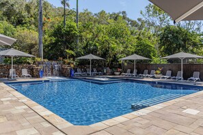 Outdoor pool, pool umbrellas, pool loungers - Palm Bay Resort (Whitsundays)
