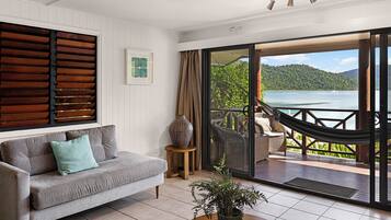 Caja de seguridad en la habitación y cortinas blackout