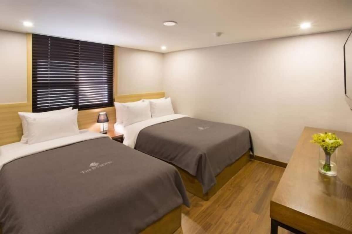 Roupas de cama premium, escrivaninha, cortinas blackout