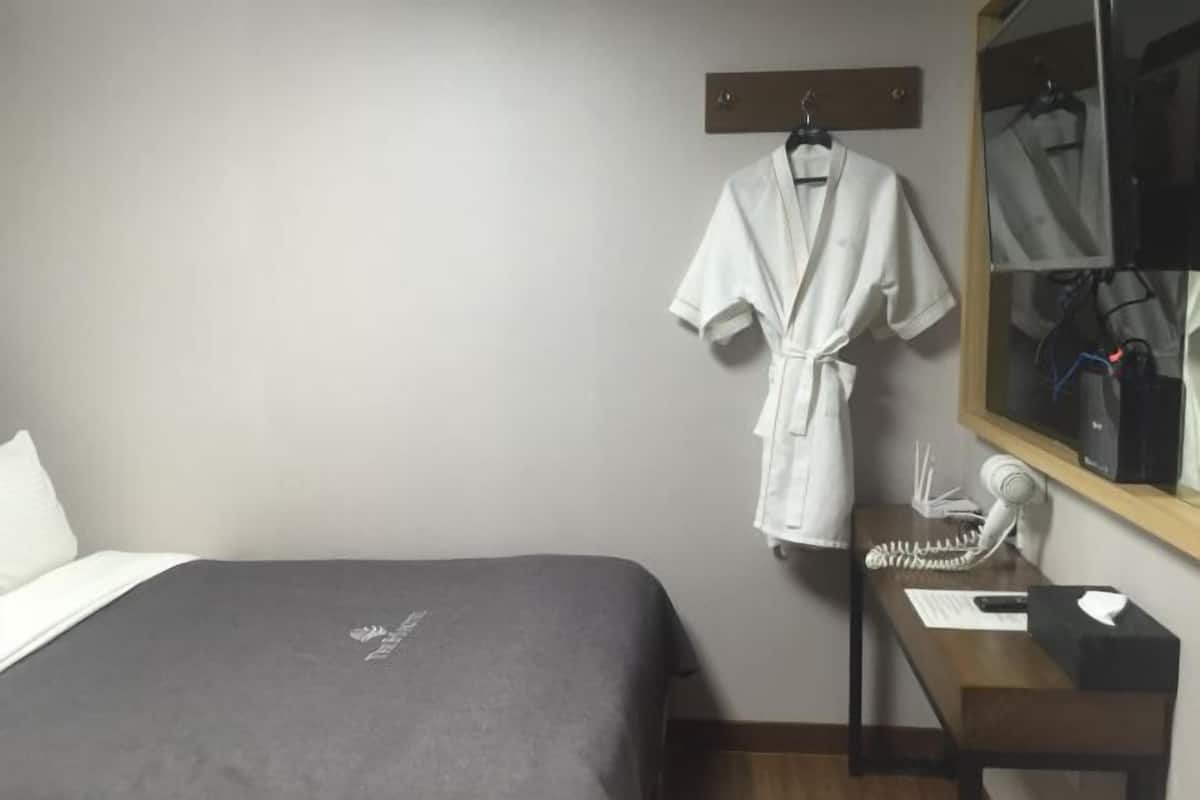 Roupas de cama premium, escrivaninha, cortinas blackout