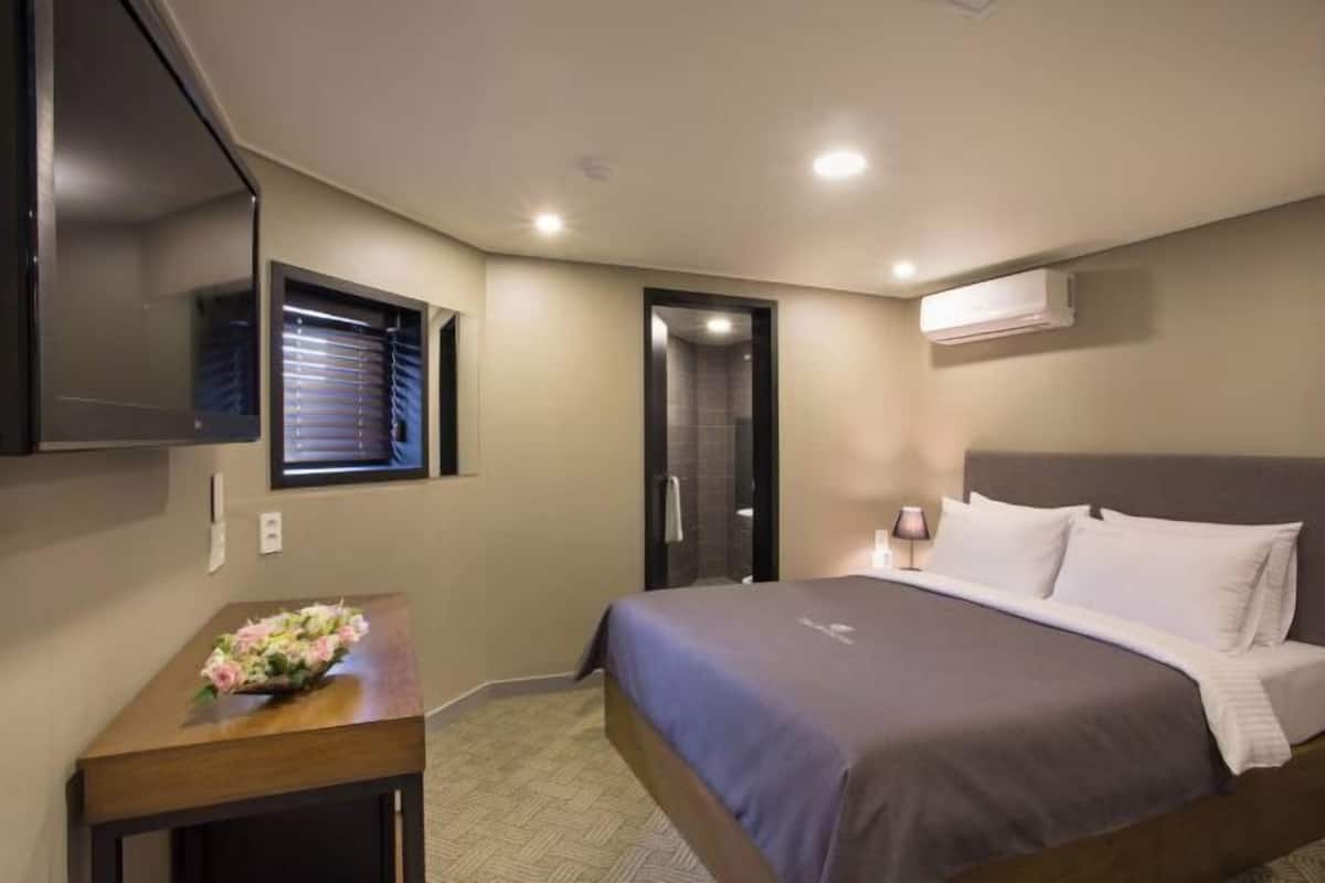 Roupas de cama premium, escrivaninha, cortinas blackout
