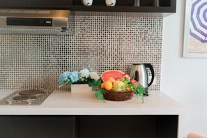 Habitación estándar, 1 habitación, no fumadores | Cocina básica privada | Frigorífico, microondas, hervidor eléctrico y utensilios de cocina