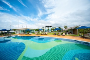 Piscina externa, espreguiçadeiras