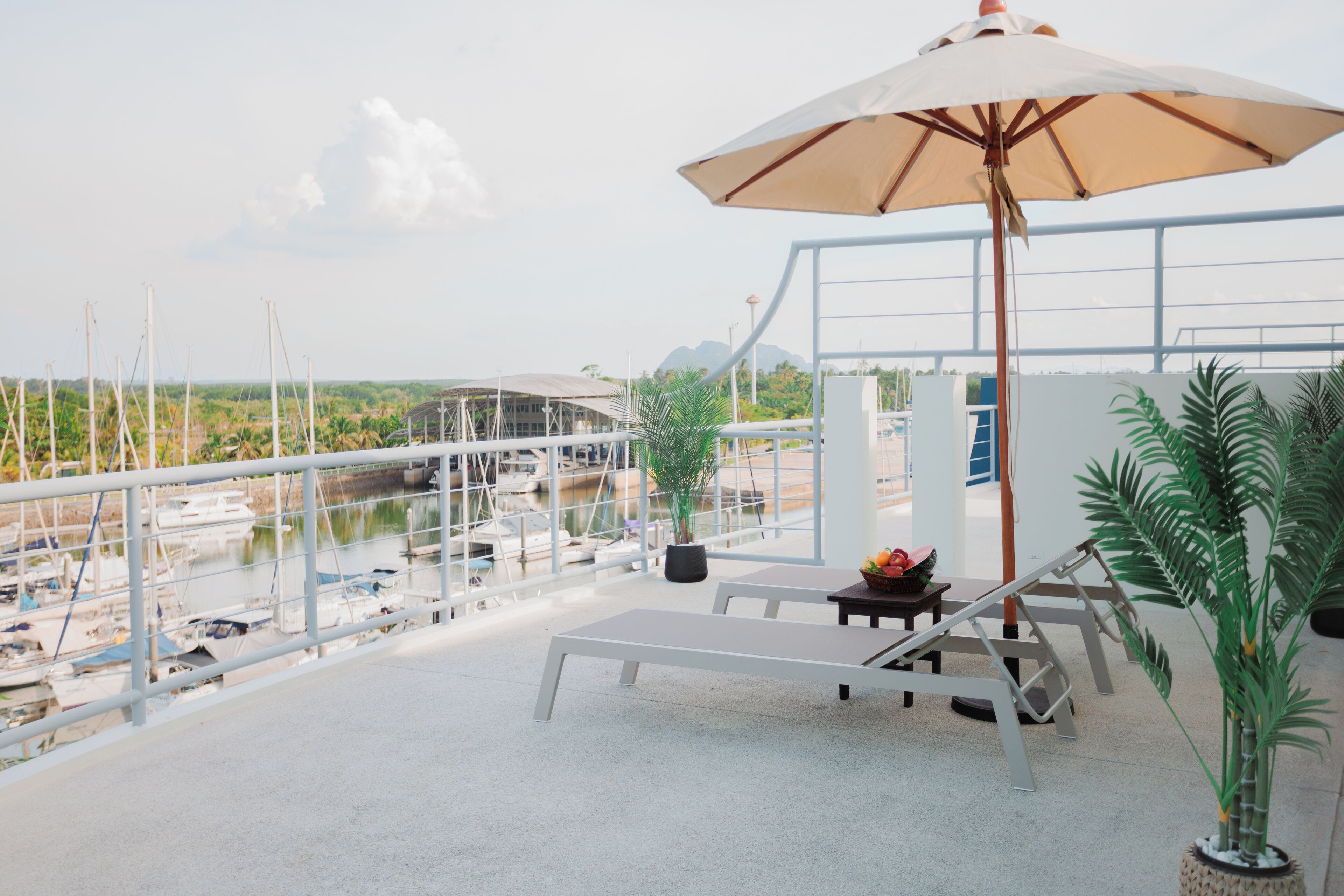 Een 32-inch lcd-televisie met kabelzenders en een televisie