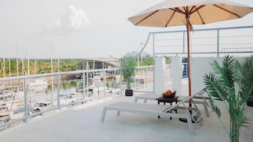 Een 32-inch lcd-televisie met kabelzenders en een televisie