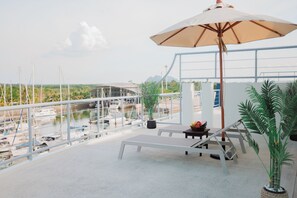 Een 32-inch lcd-televisie met kabelzenders en televisie