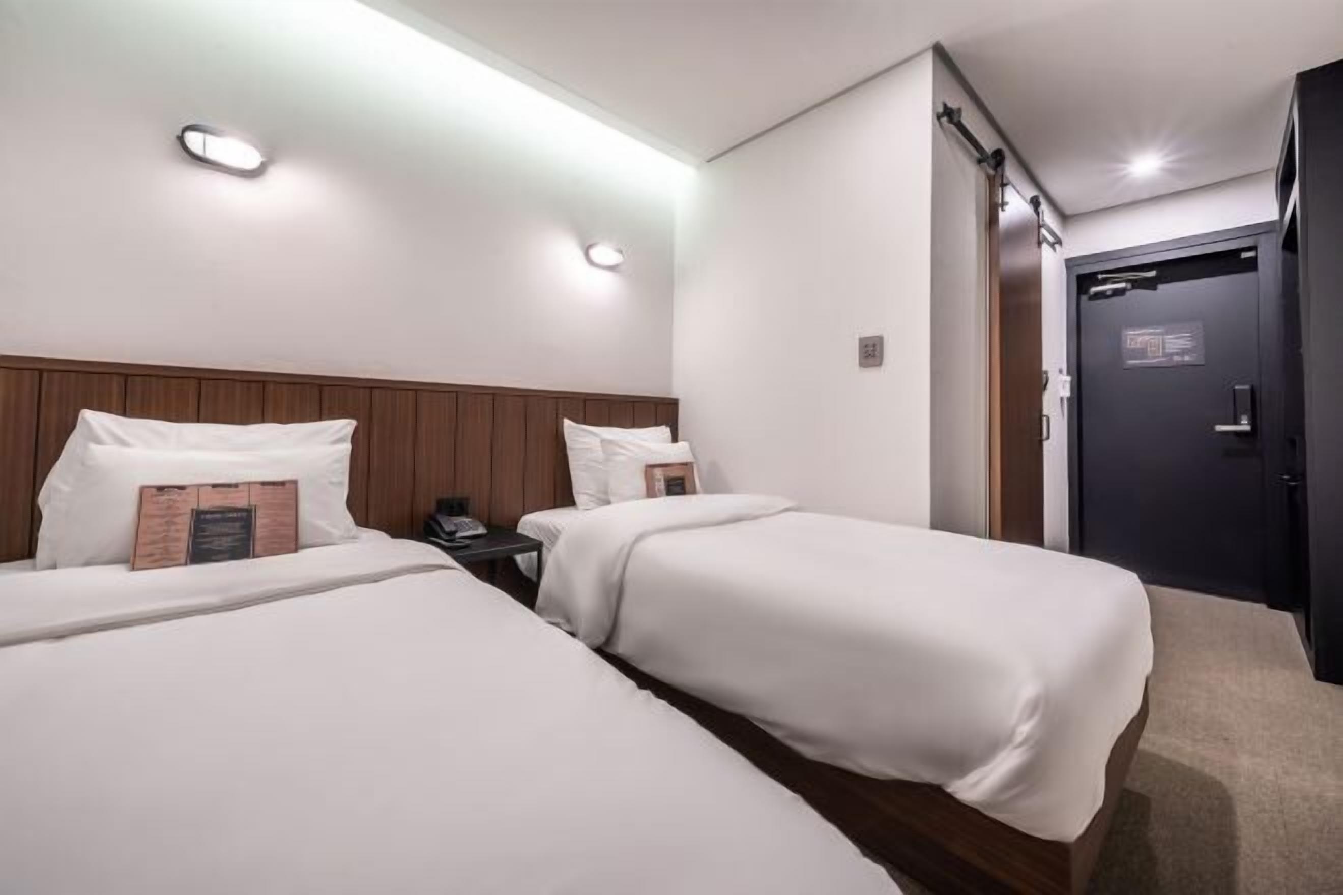 Desk, soundproofing, free WiFi