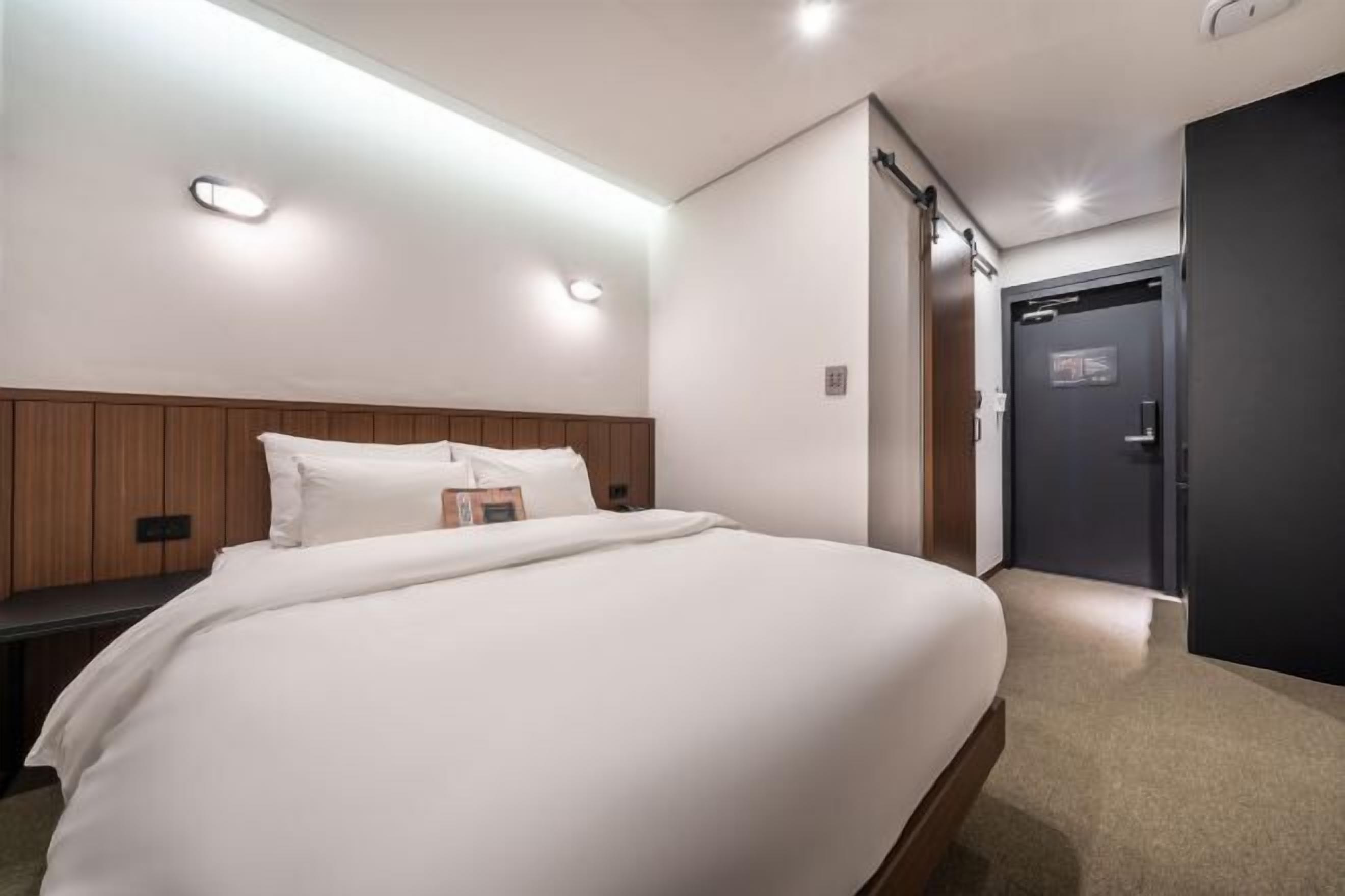 Desk, soundproofing, free WiFi