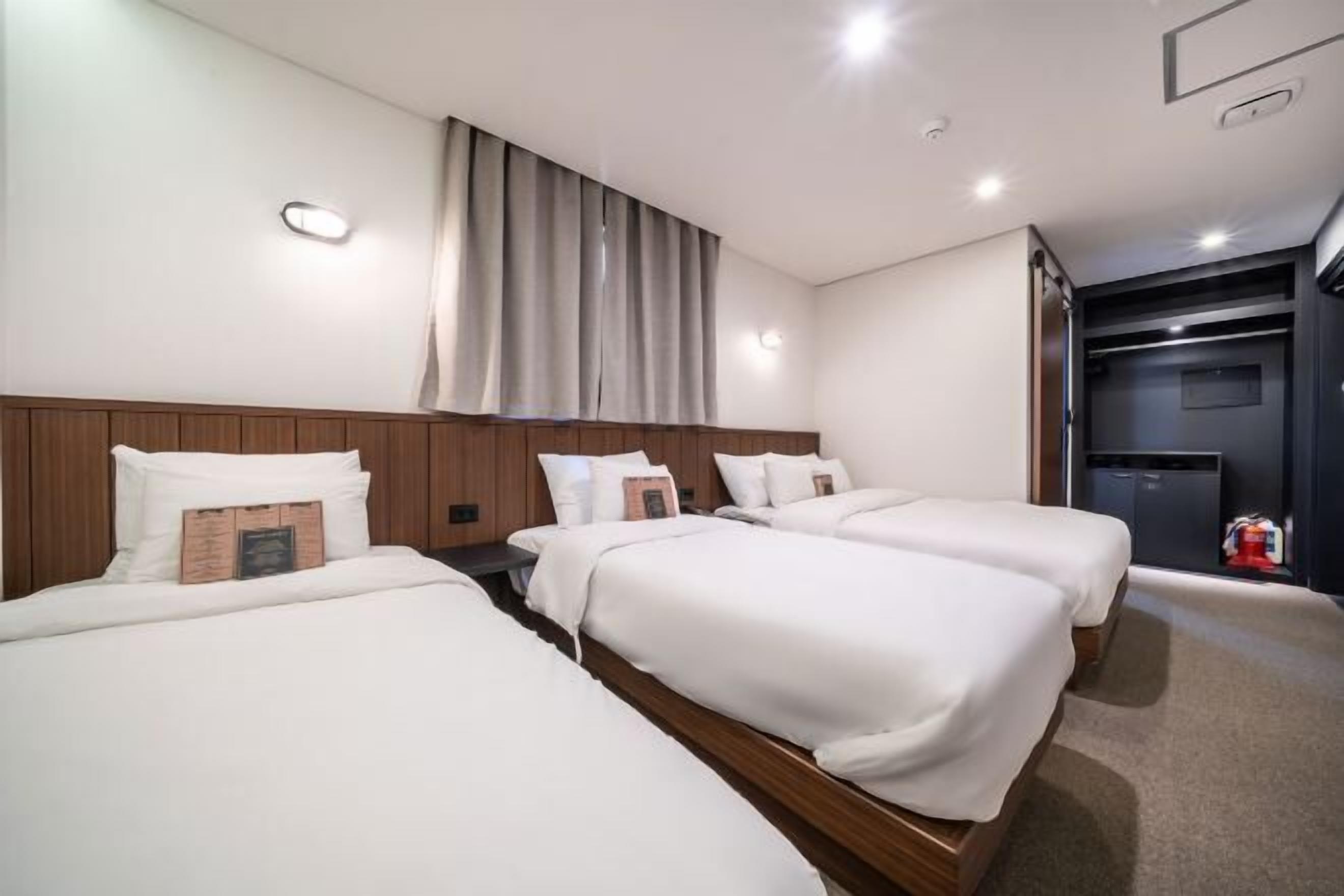 Desk, soundproofing, free WiFi