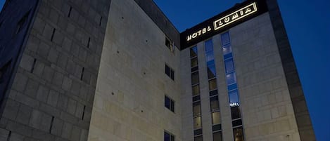 Façade de l’hébergement - soirée/nuit