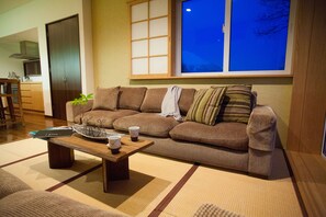 Townhome - 5 sovrum | Vardagsrum | 46-tums platt-tv med digitalkanaler och smart-tv