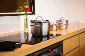 Kylskåp, mikrovågsugn, ugn och spishäll