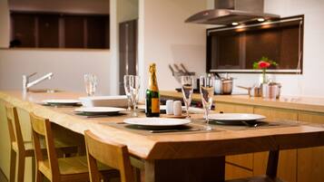 Townhome, 5 Bedrooms | In-room dining