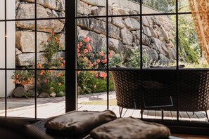 Vartalohoitoja, kuumakivihierontaa, vartalokääreitä, vartalon kuorintoja