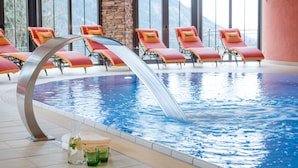 Ein Poolbereich mit Liegestühlen und einer Wasserspielsituation.