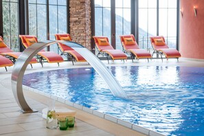 Sisäuima-allas avoinna 7.00–20.00, aurinkovarjoja, aurinkotuoleja