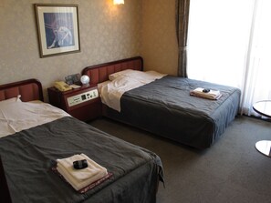 In-room safe, desk, WiFi, bed sheets - Hotel Platon (Chikuma)