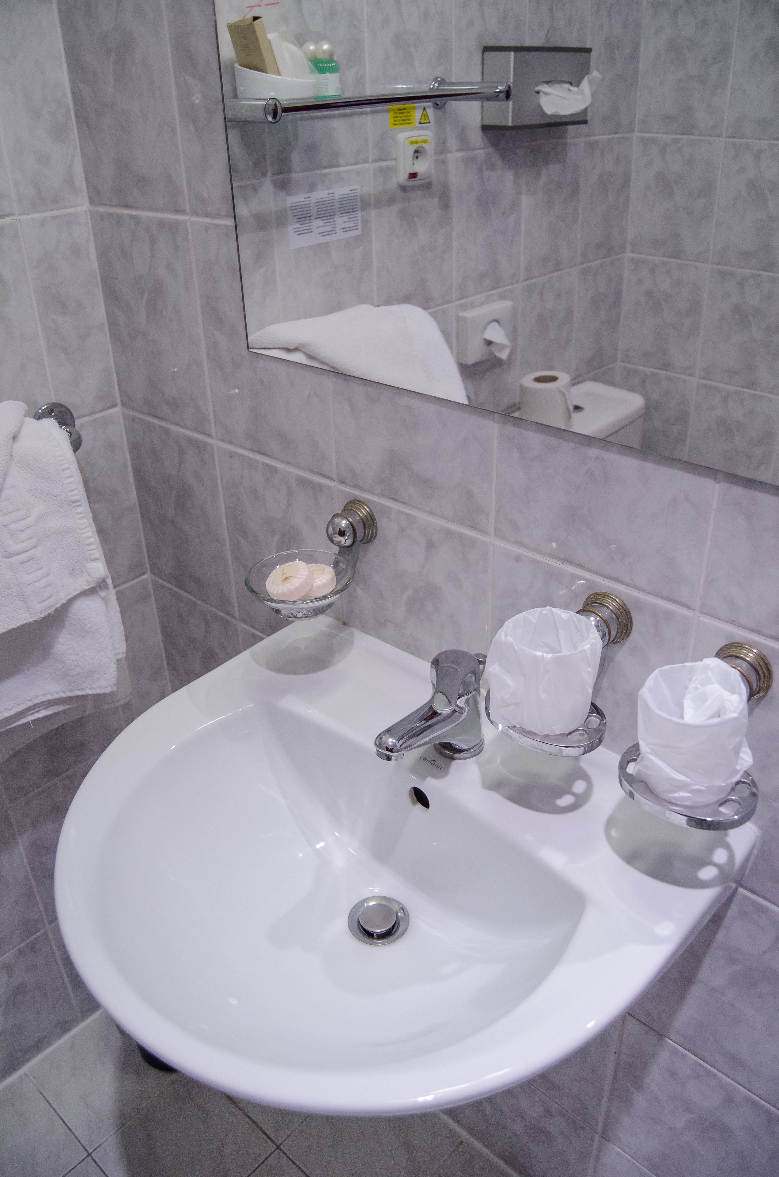 economy double room | bathroom | free toiletries, towels