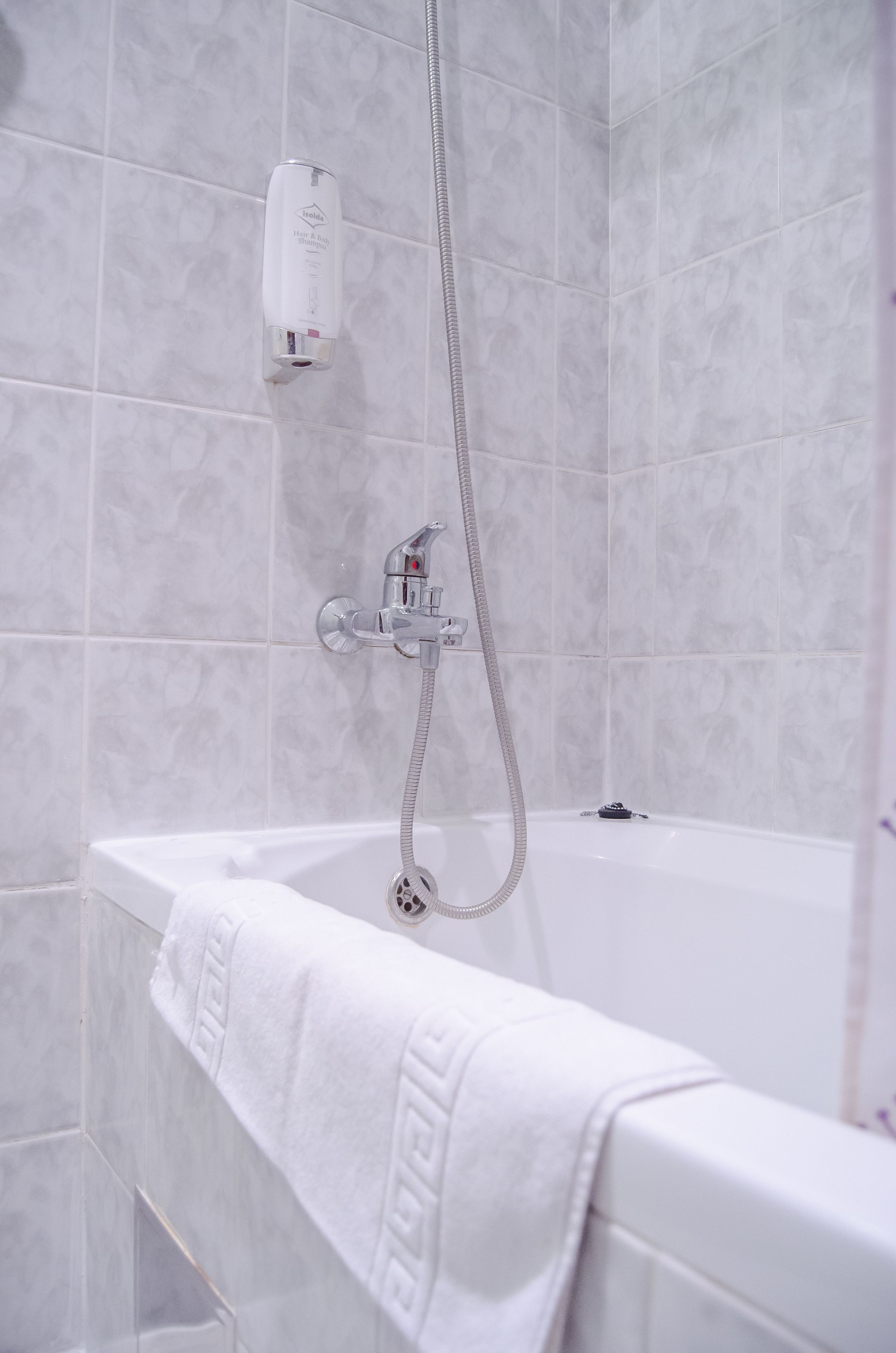 economy double room | bathroom | free toiletries, towels