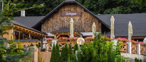 Déjeuner et dßner servis sur place, spécialités Cuisine régionale