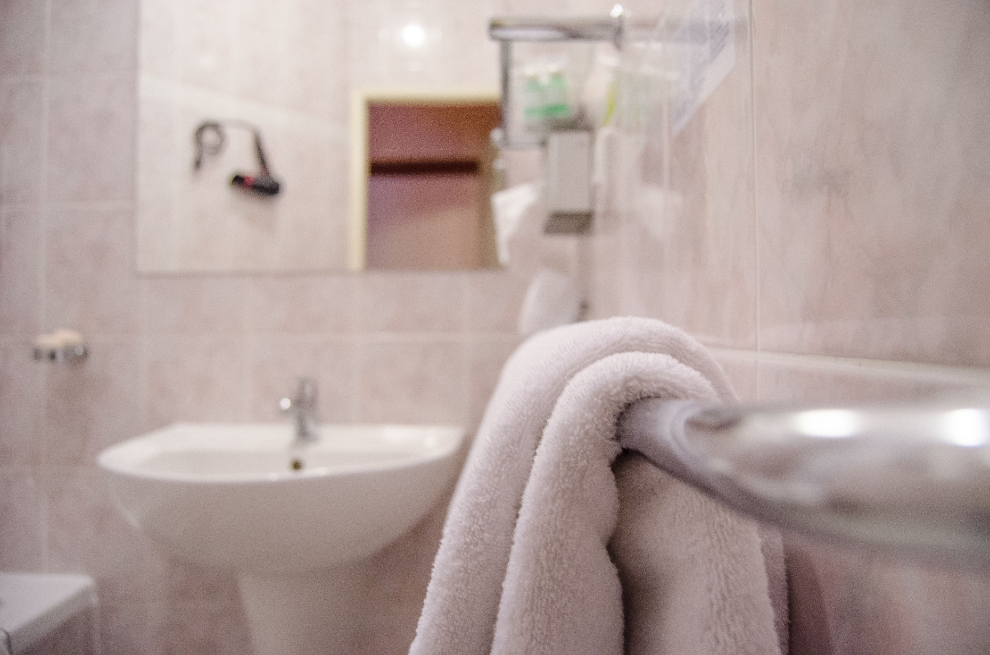 superior double room | bathroom | free toiletries, towels