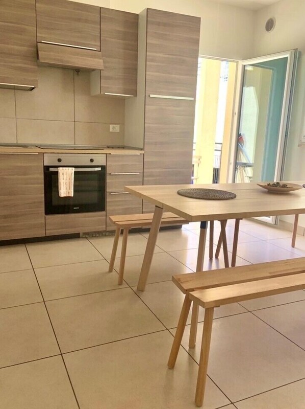 Apartamento, 1 quarto (8 pax) | Cozinha privada | Geladeira grande, micro-ondas em uma área comum, fogão, cooktop