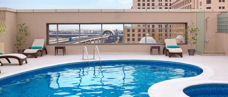 Außenpool, Sonnenschirme, Liegestühle