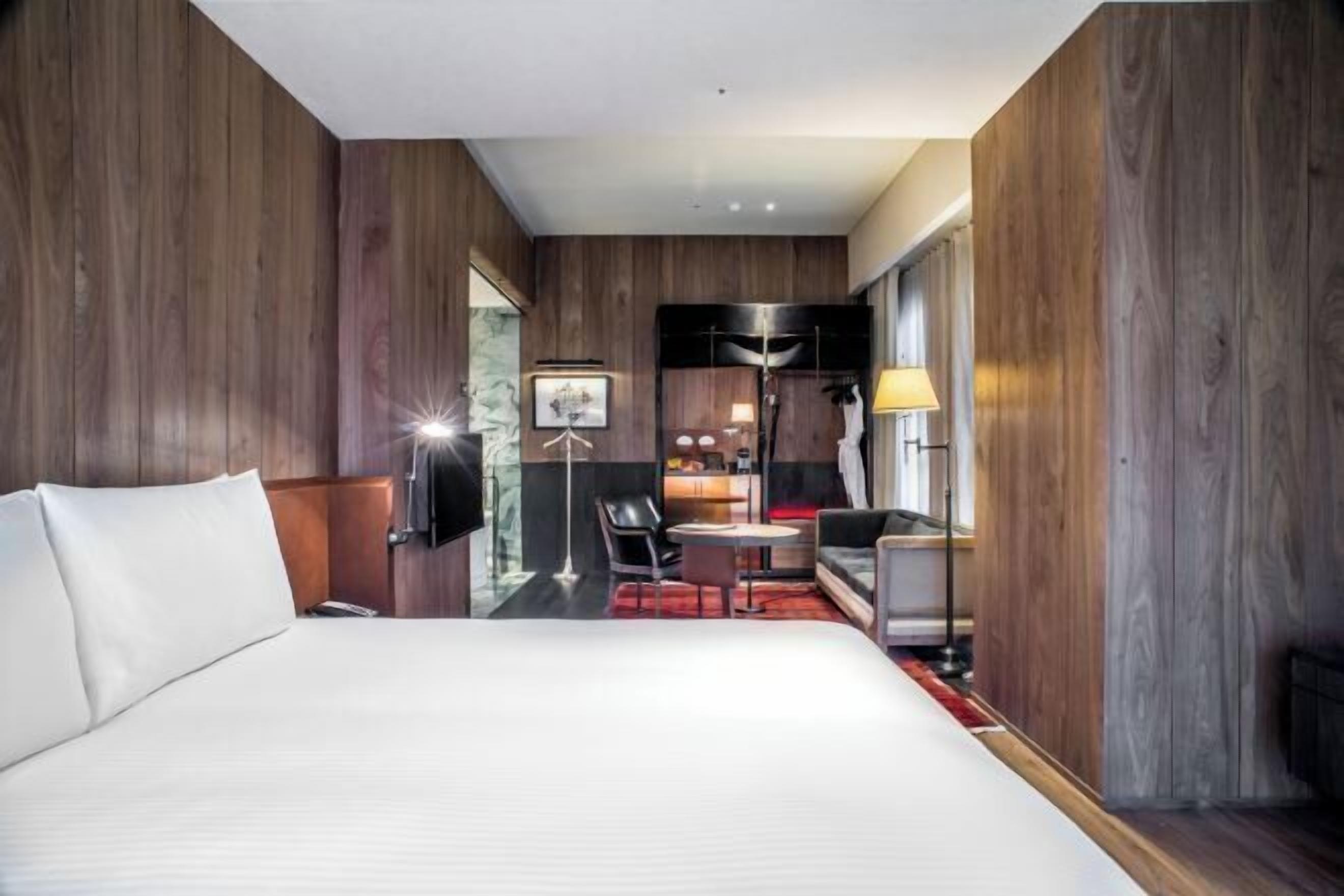 أغطية فراش متميزة وألحفة محشوة بالريش وعناصر مجانية داخل الميني بار