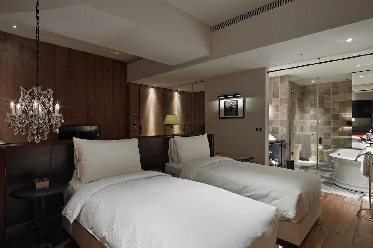 premium room | 1 bedroom, premium bedding, down duvets, free minibar