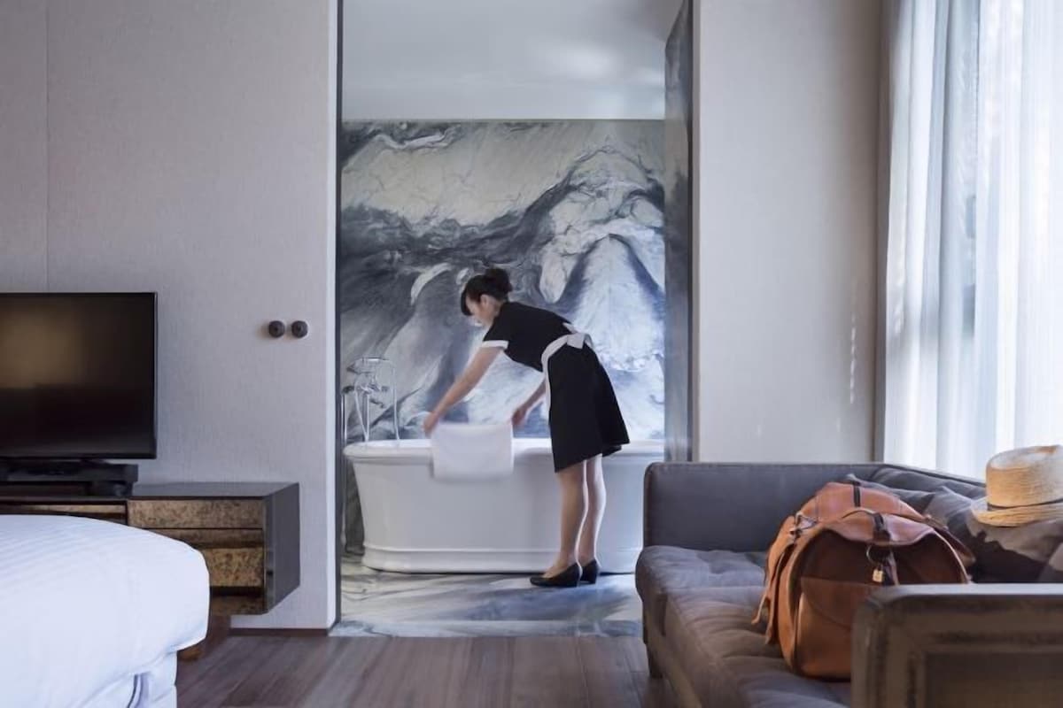 Premium bedding, down comforters, minibar (free items), in-room safe