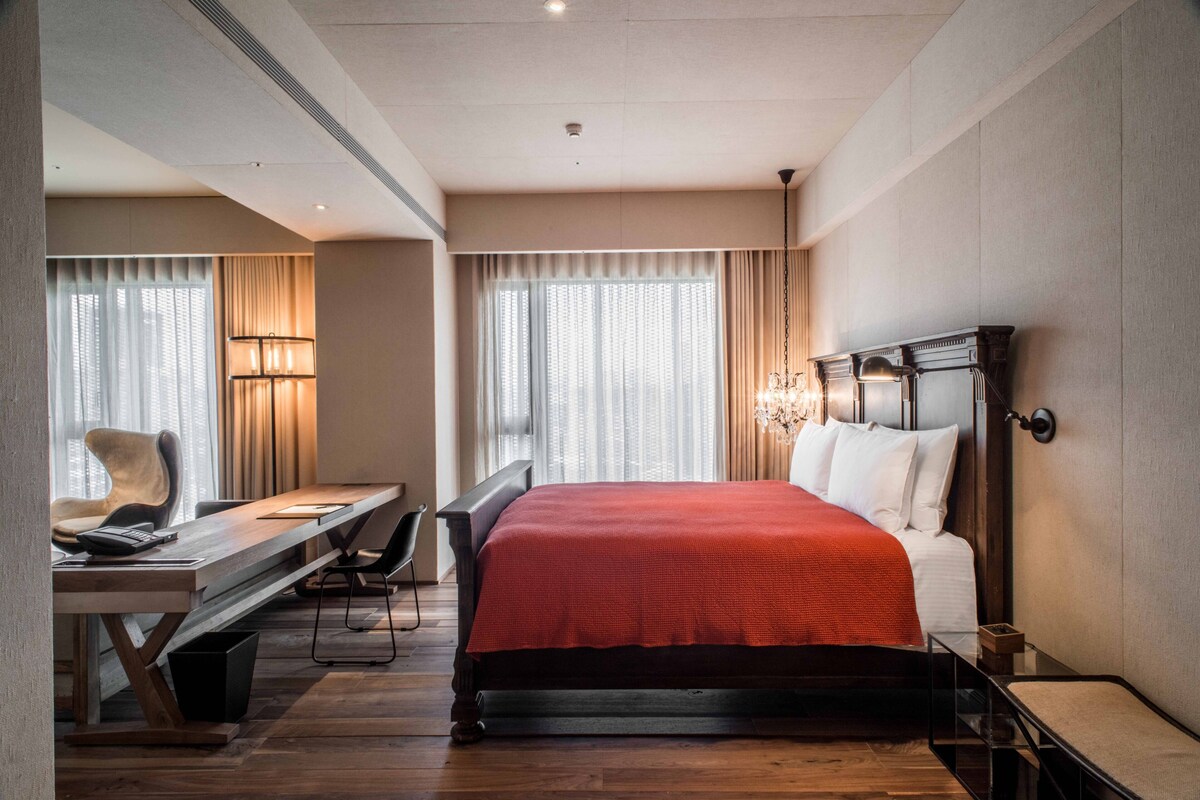 Premium bedding, down duvets, free minibar, in-room safe