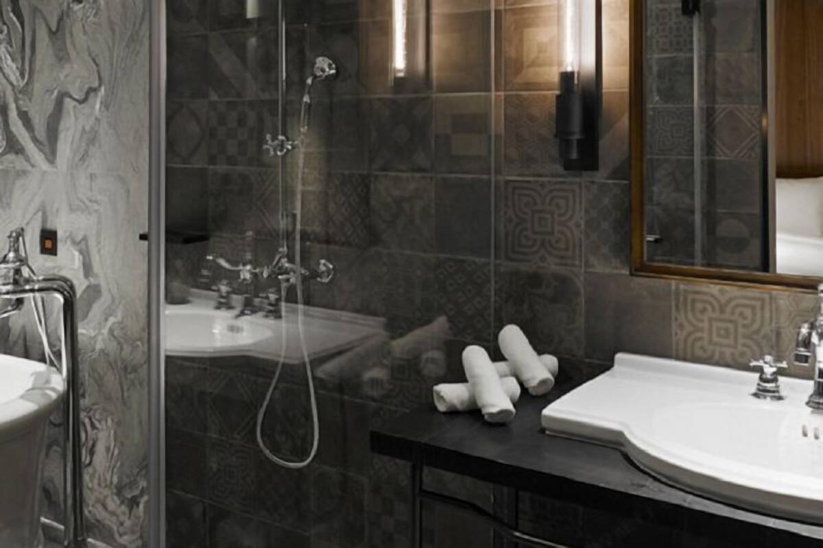 Bathroom | Separate tub and shower, deep soaking tub, hydromassage showerhead