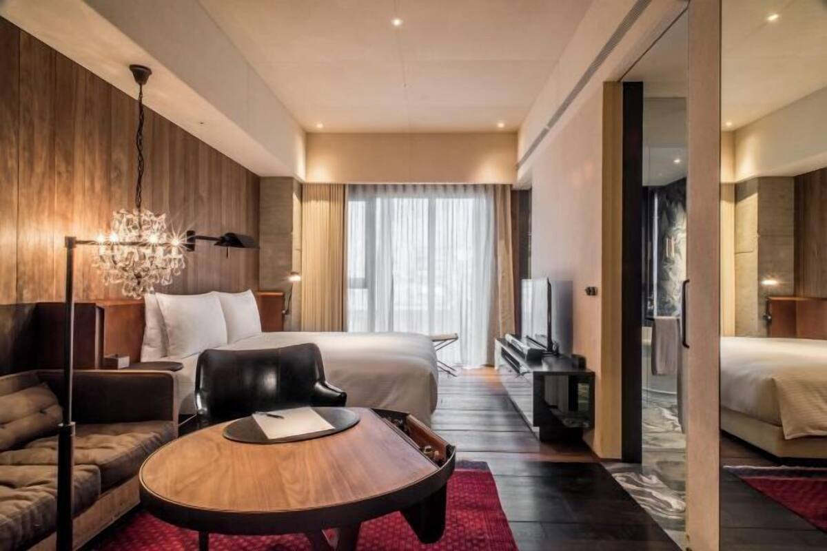 Premium bedding, down comforters, minibar (free items), in-room safe
