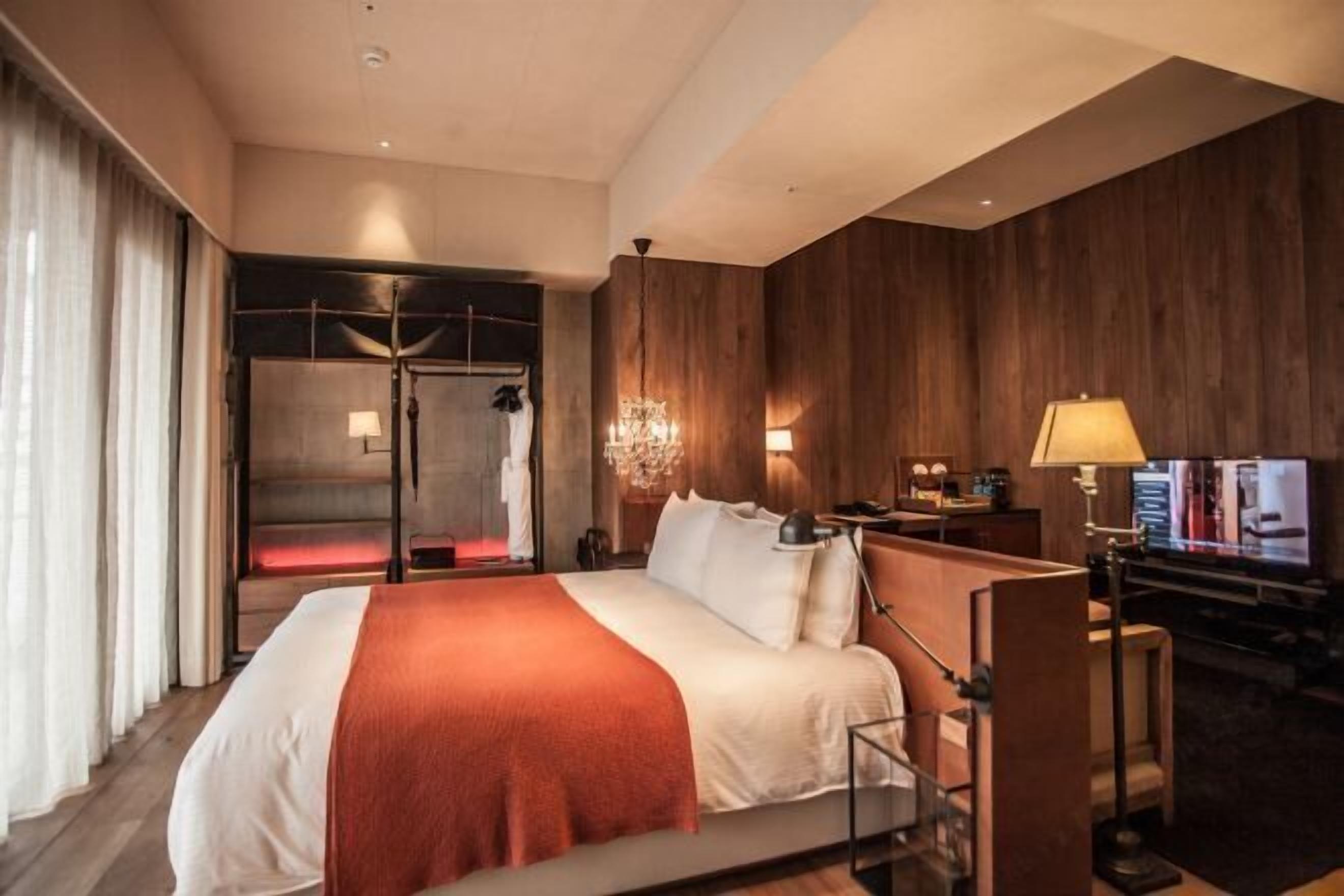 أغطية فراش متميزة وألحفة محشوة بالريش وعناصر مجانية داخل الميني بار