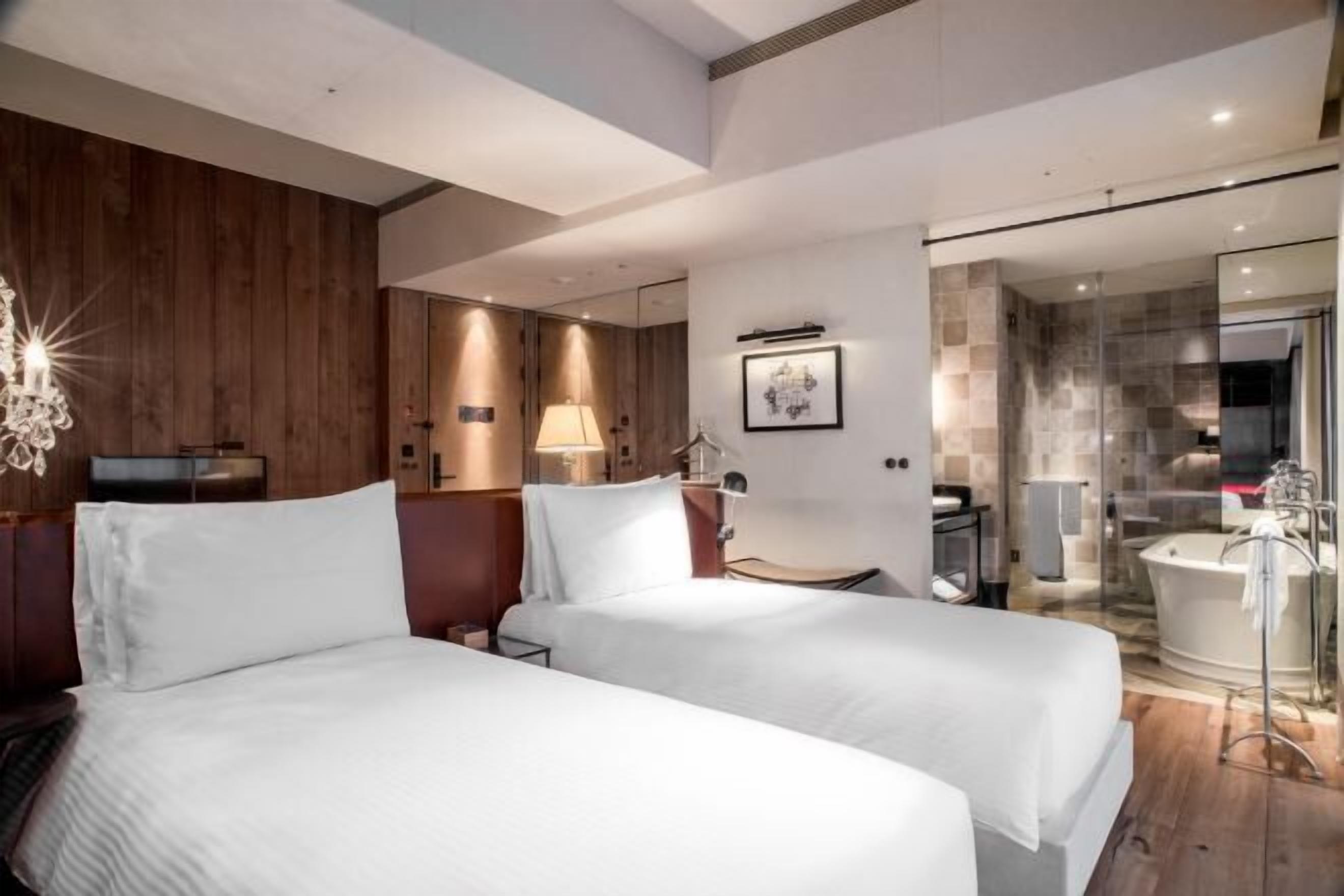 أغطية فراش متميزة وألحفة محشوة بالريش وعناصر مجانية داخل الميني بار