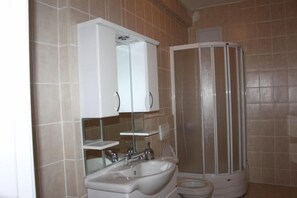 Family Room | Bathroom | Shower, free toiletries, hair dryer, slippers - TT Guest Rooms (Istanbul)