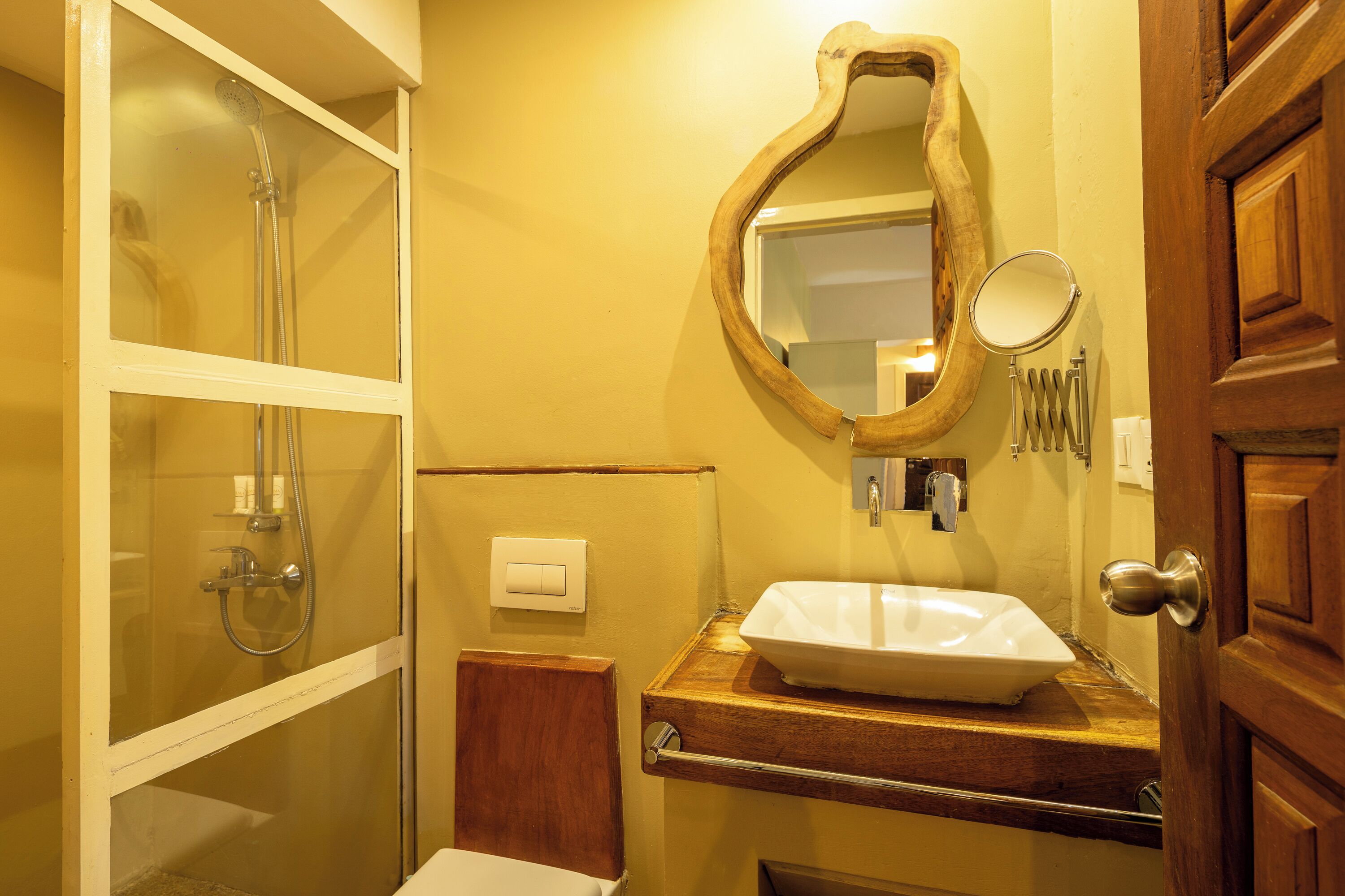 Standard Room | Bathroom | Shower, free toiletries, towels