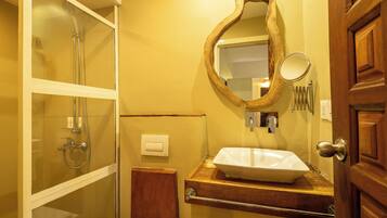 Habitación estándar | Baño | Ducha, artículos de higiene personal gratuitos y toallas