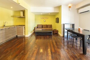 Apartamento Confort, 2 habitaciones | Zona de estar | Una televisión LED