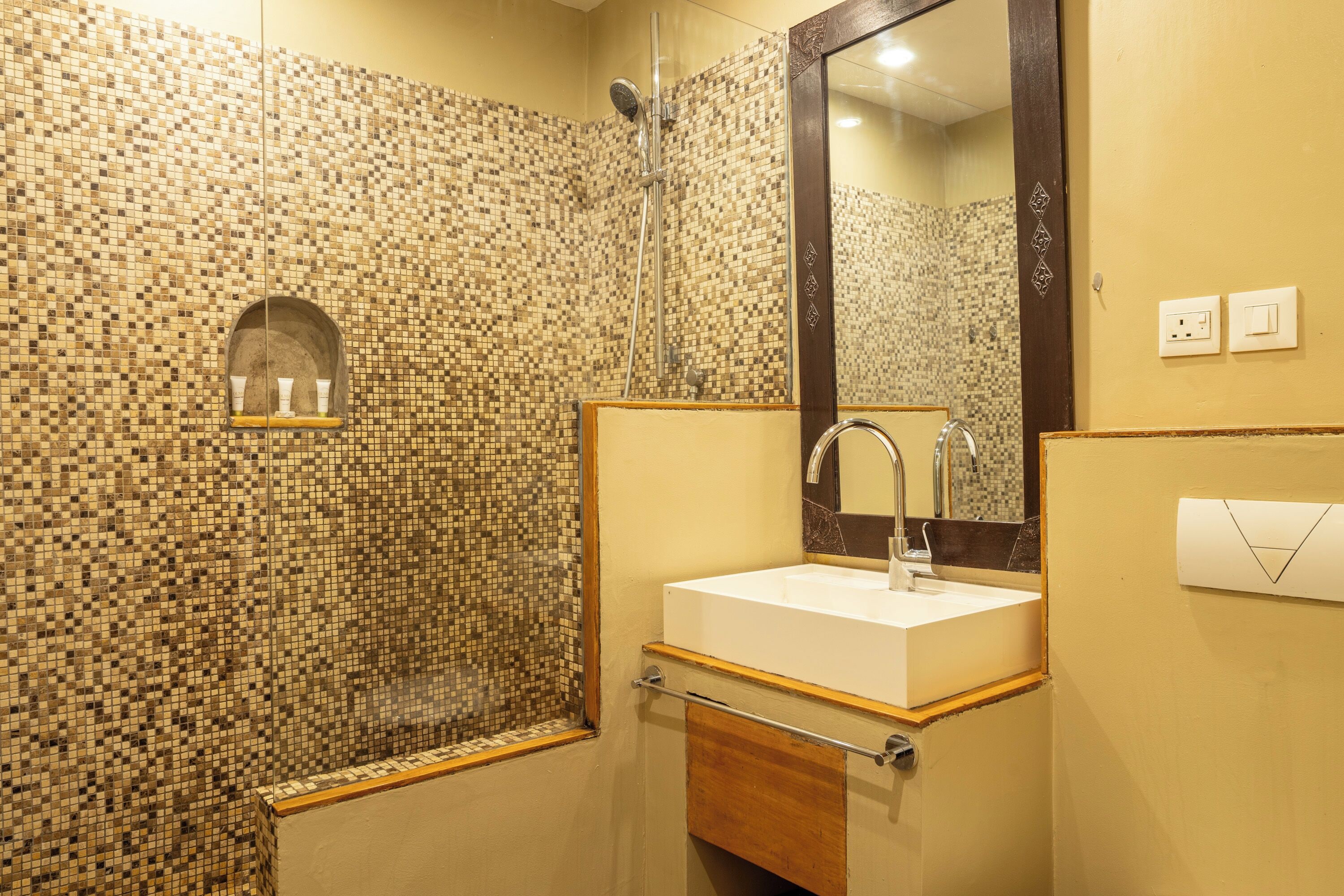 superior suite | bathroom | shower, free toiletries, towels