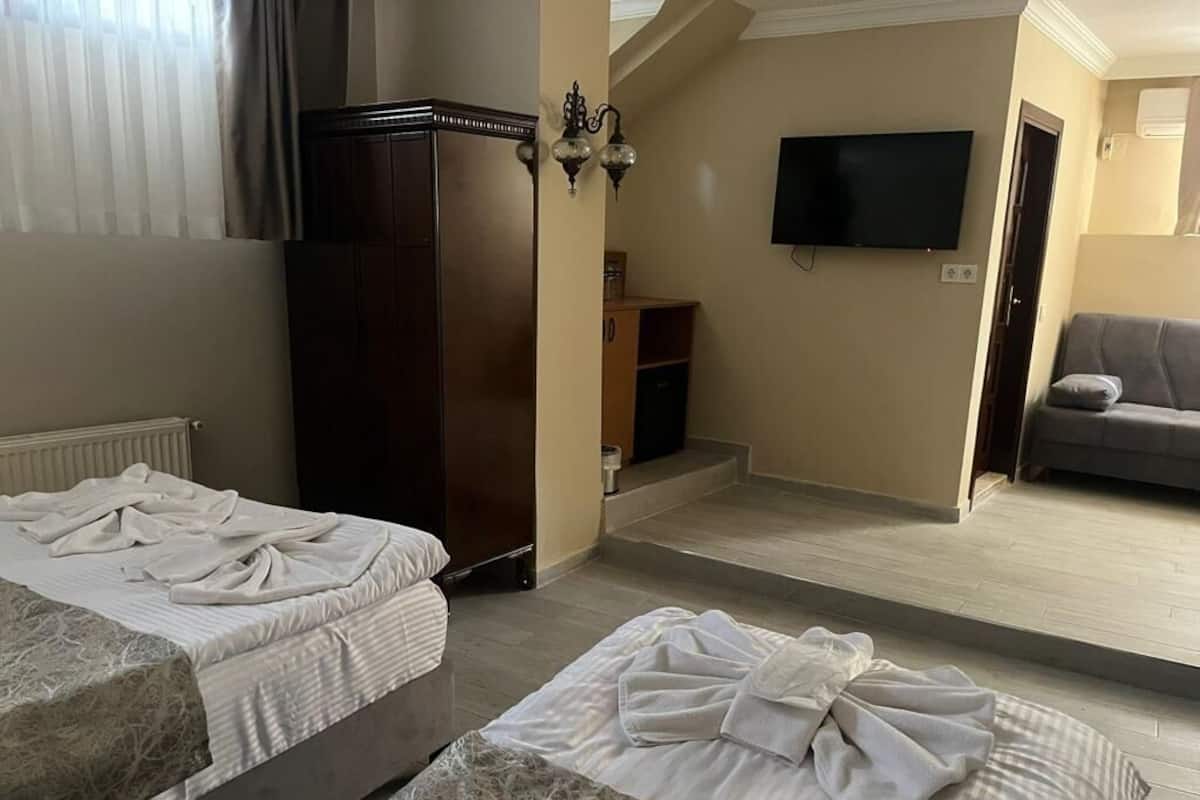 Economy Room | Premium bedding, minibar, individually decorated, individually furnished