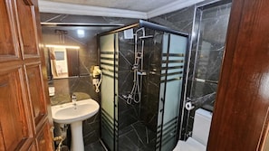 Deluxe Triple Room | Bathroom | Shower, free toiletries, hair dryer, slippers