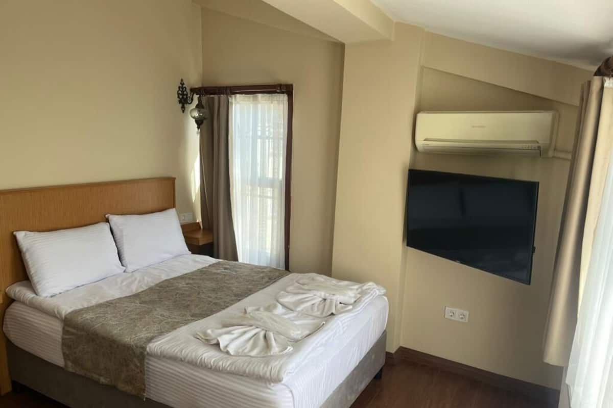 Deluxe Triple Room | Premium bedding, minibar, individually decorated, individually furnished
