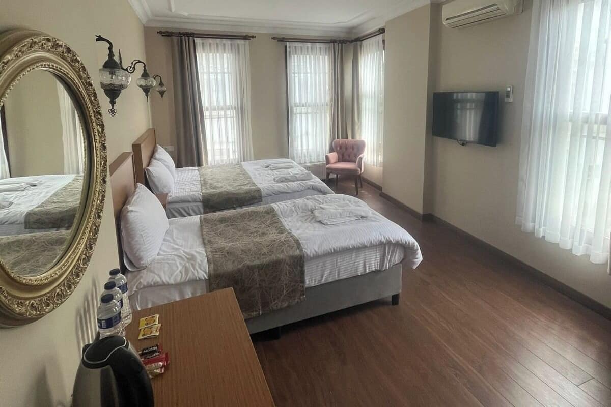 Habitación triple estándar | Ropa de cama de alta calidad, minibar, decoración individual