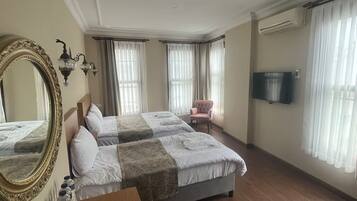 Habitación triple estándar | Ropa de cama de alta calidad, minibar, decoración individual